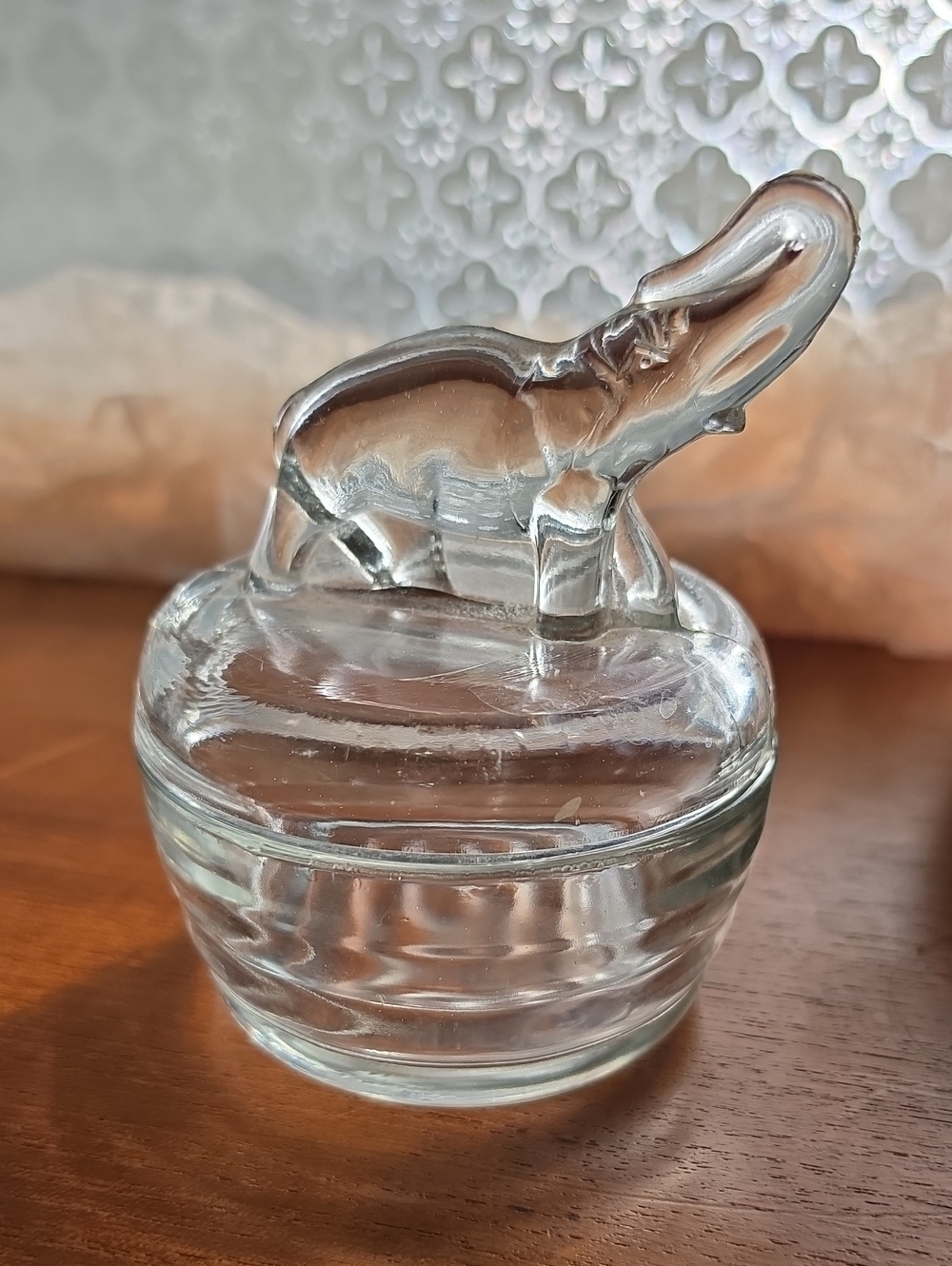 VINTAGE JEANNETTE CLEAR GLASS POWDER OR TRINKET BOX WITH ELEPHANT ON LID